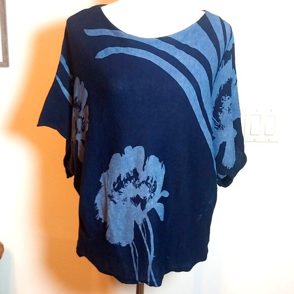 FENN WRIGHT MANSON SIZE M BLUE LARGE FLOWER PRINT TOP - Picture 1 of 8